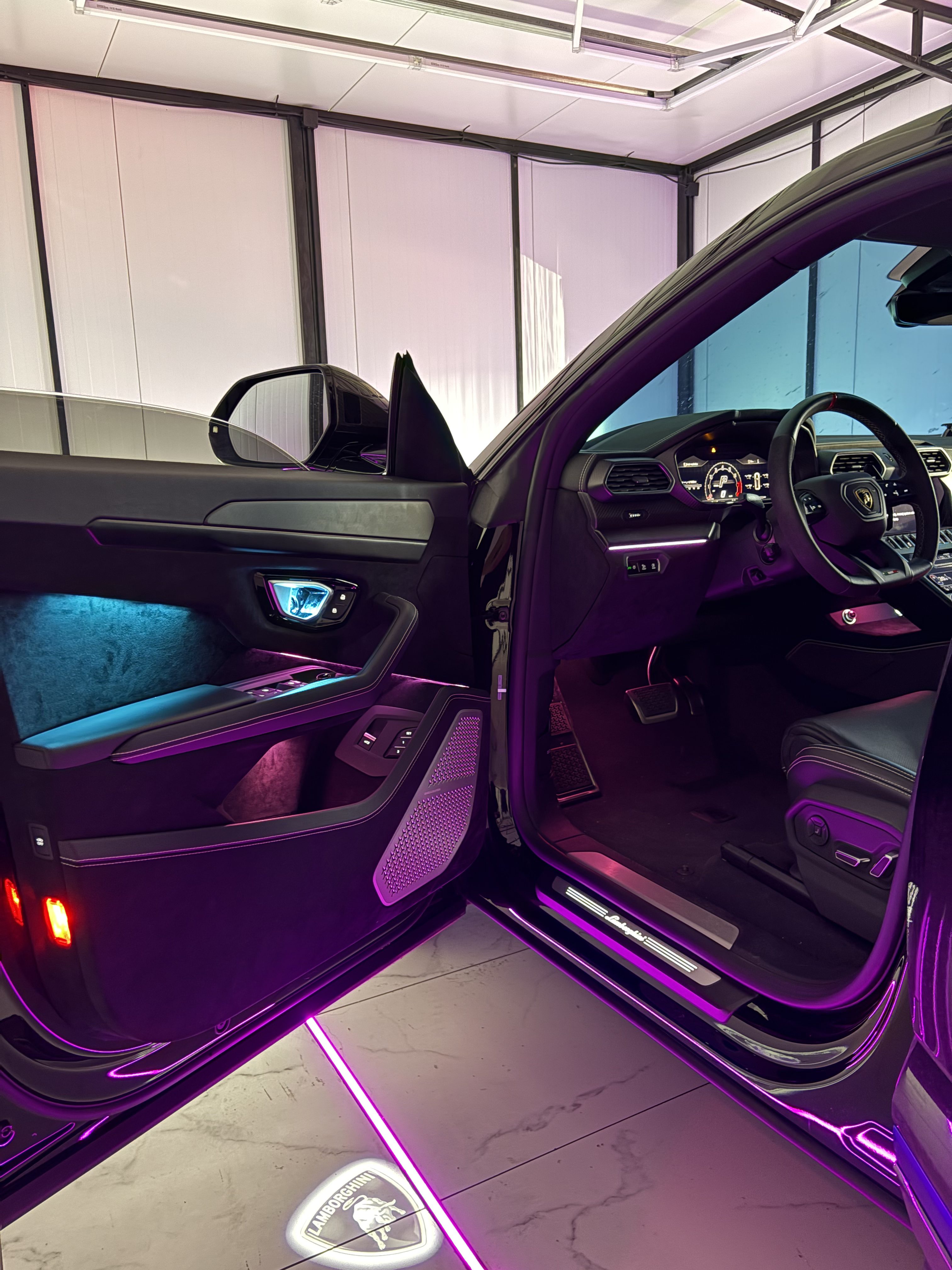 Pełne oświetlenie ambient w Lamborgini Urus